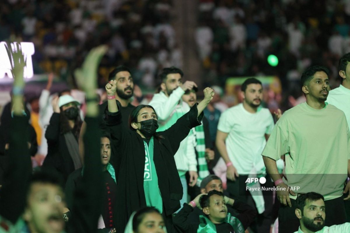 Foto:AFP|¡La traición! Captan a hincha de Arabia Saudita celebrando gol de Lewandowski