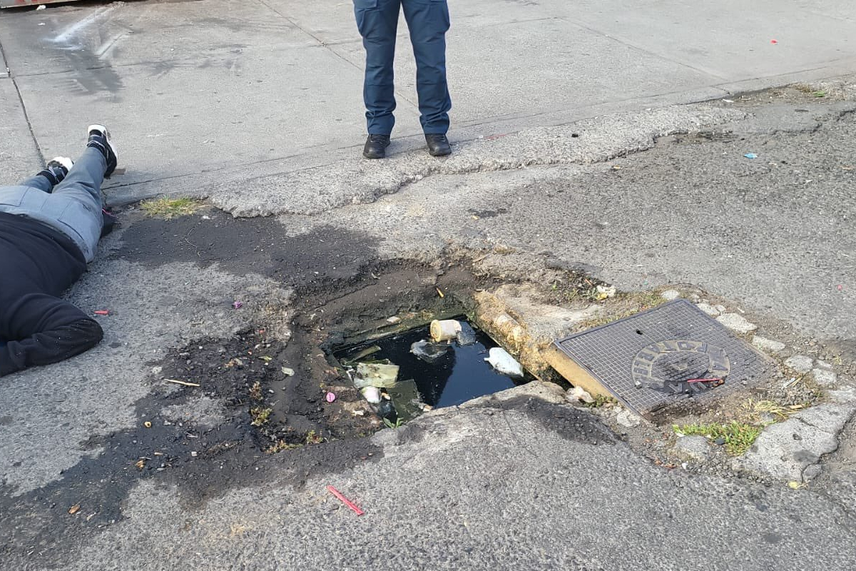 Este lunes una mujer se lesionó tras tropezar en una coladera abierta en la alcaldía Venustiano Carranza.