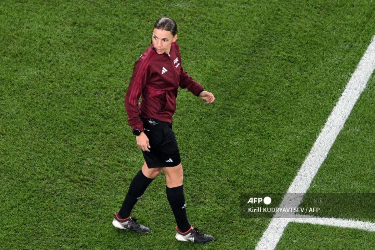 Foto: AFP | Ella es Stéphanie Frappart primer arbitra en el Mundial asistida por la mexicana Karen Díaz