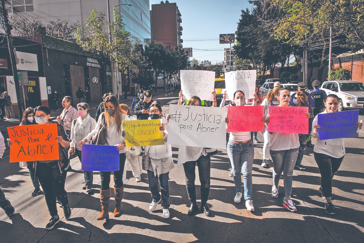 Integrantes del colectivo “Tribus de mamás” se sumaron a la manifestación