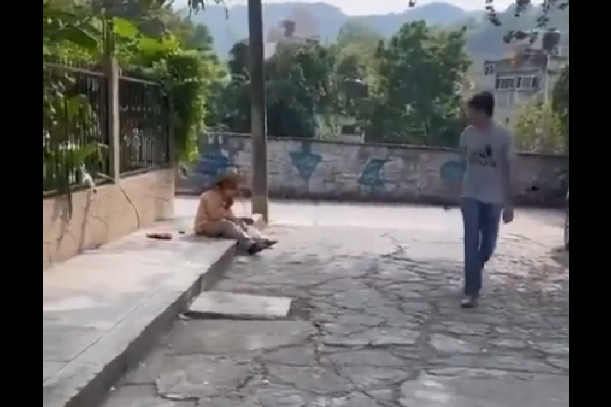 Joven golpea brutalmente a un adulto mayor mientras alguien más lo graba y se ríe ante ello