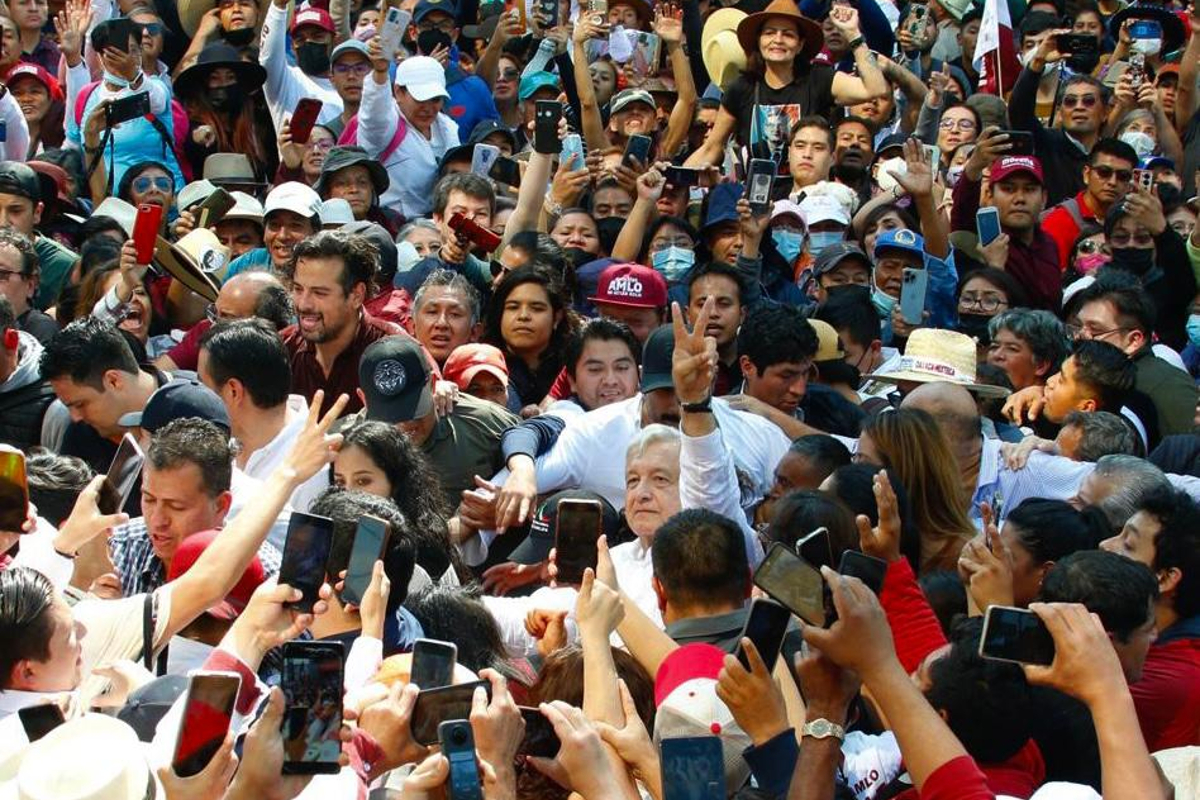 presidencia | Arriba AMLO a avenida Juárez.