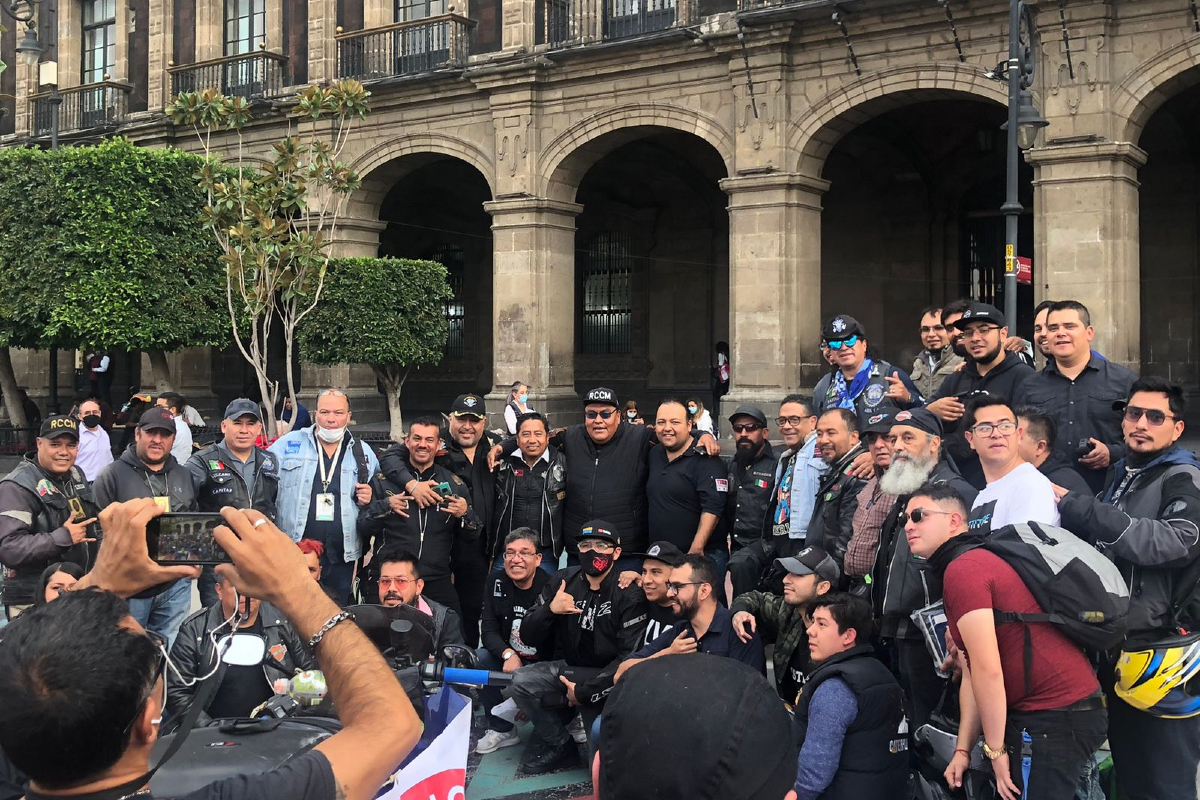 Motociclistas arribaron al Antiguo Palacio del Ayuntamiento para mantener una Mesa de Trabajo con el secretario de Movilidad.