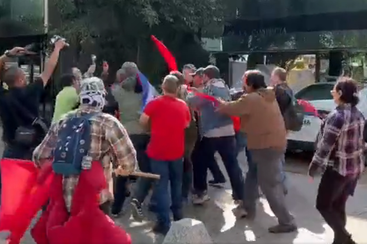 Foto: captura | Chocan manifestantes en la Embajada de Cuba en Polanco.