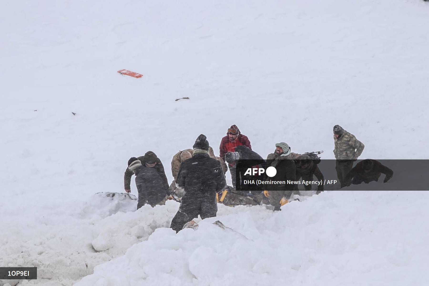 Foto: AFP | Varios helicópteros y equipos de salvamento acompañados de perros participaban en las tareas de rescate.