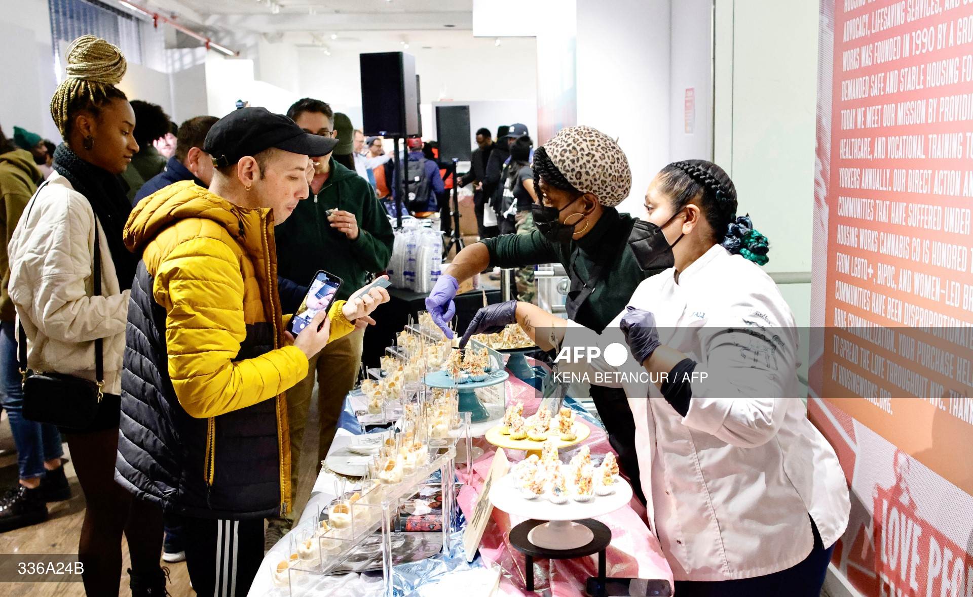 Foto: AFP | Más de un centenar de personas se precipitaron a la apertura de la tienda de cannabis.