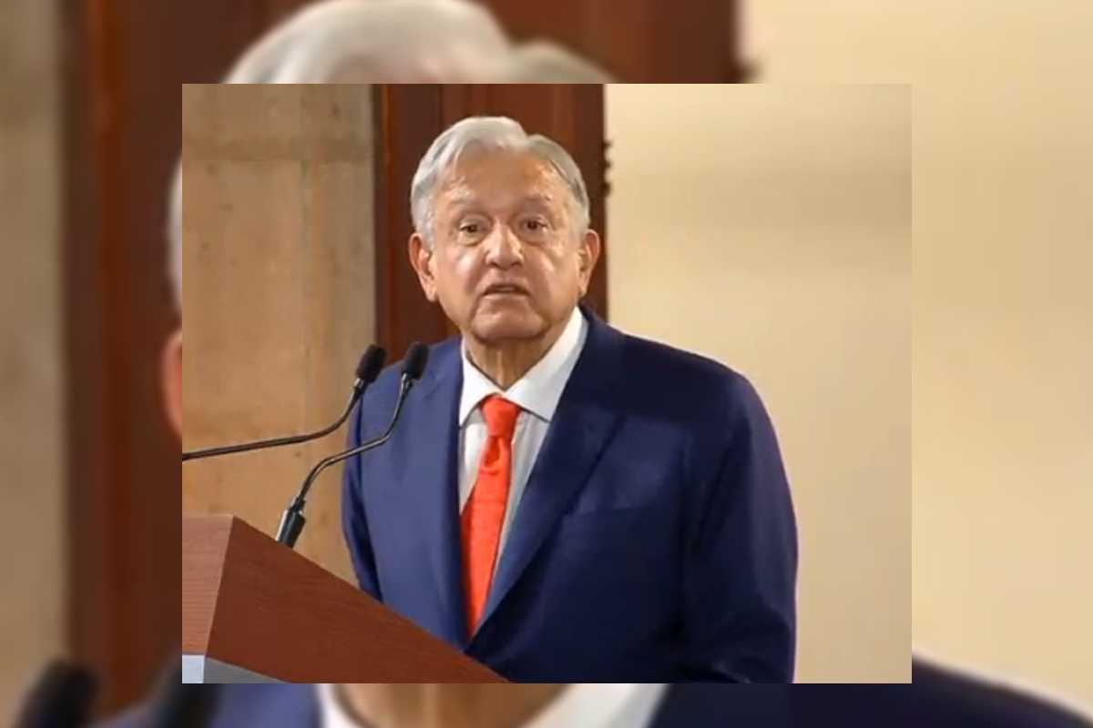 AMLO se sorprendió por la transmisión en vivo de su encuentro con legisladores de Morena.