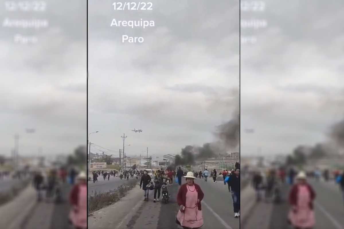 Manifestantes tomaron el Aeropuerto de Arequipa, Perú. Exigen renuncia de la Presidenta y nuevas elecciones.