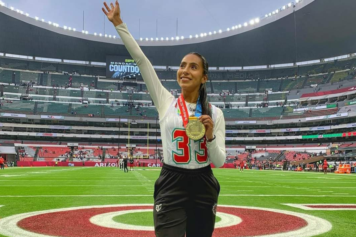 Foto:Twitter/@LFAmex|Ella es Diana Flores, la mexicana que fue elegida como coach ofensiva del Pro Bowl 2023 de la NFL