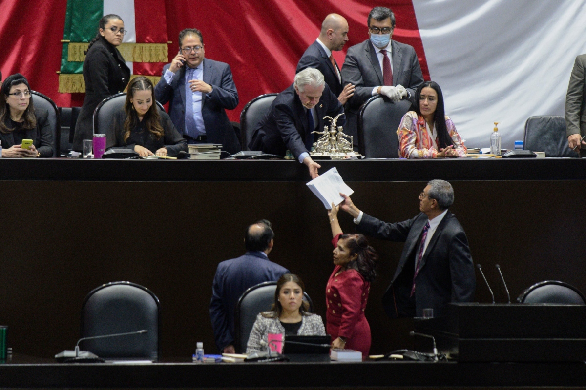 Hasta pasada la medianoche se continuaba con la presentación de posicionamientos de cada uno de los grupos parlamentarios