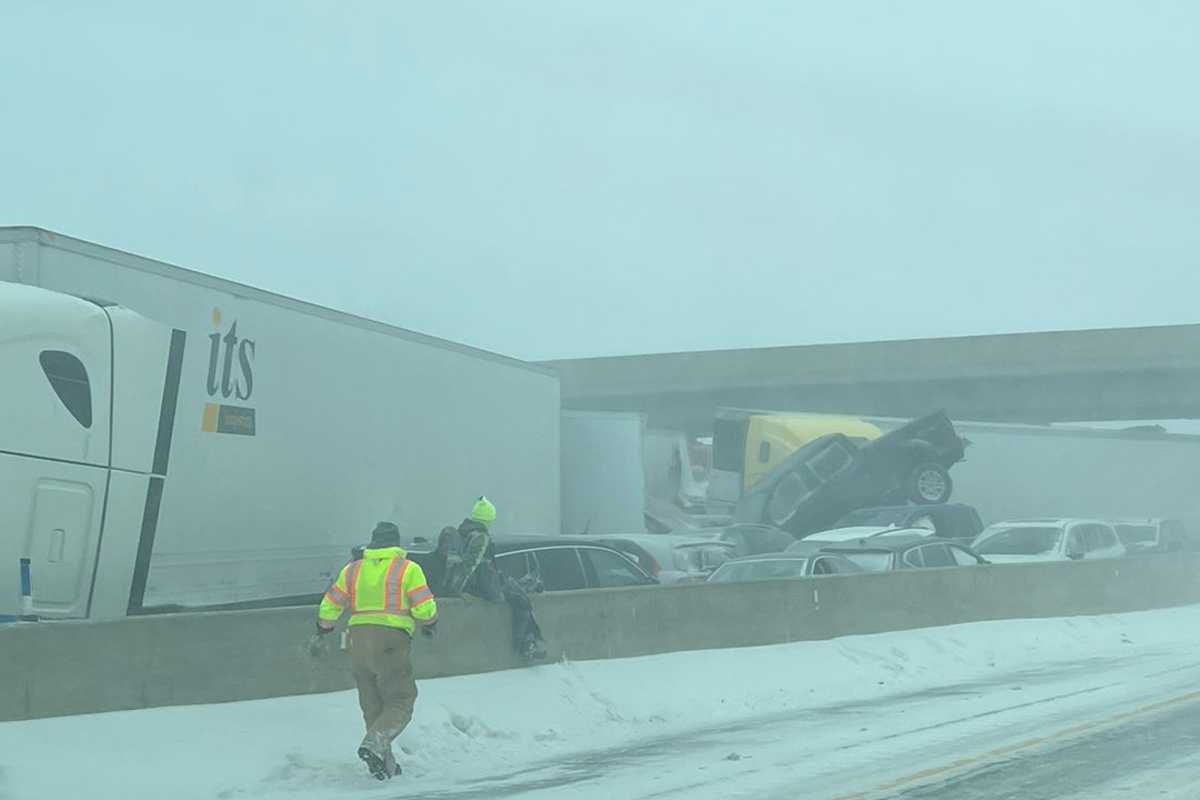 Una tormenta de nieve provocó una mega carambola en Ohio, EU.