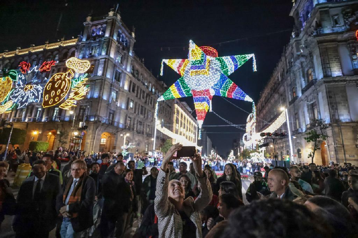 Foto: GCDMX | Encabeza Sheinbaum encendido de piñata navideña en el Zócalo.