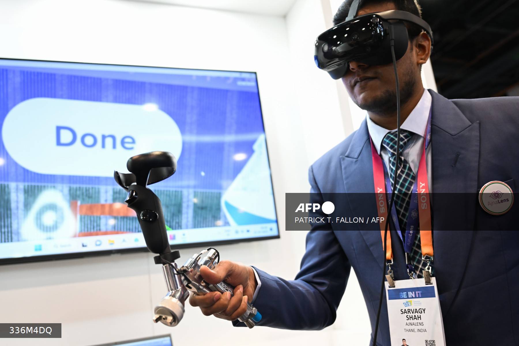 Foto: AFP | Metaverso El sistema de realidad mixta AjnaXR para capacitación en realidad aumentada (AR) y realidad virtual (VR) se demuestra con un rociador de pintura en el stand.