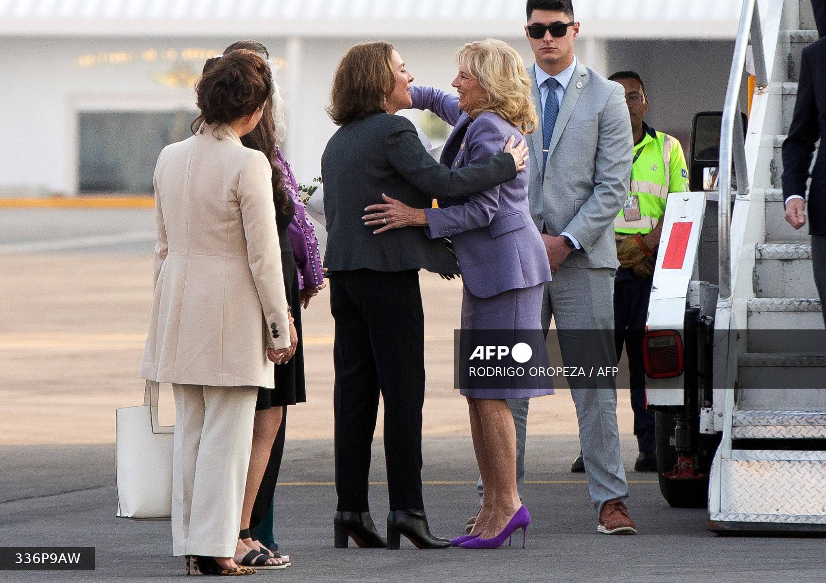 Foto: AFP | La primera dama de Estados Unidos fue recibida por Beatriz Gutiérrez Müller, esposa de AMLO.