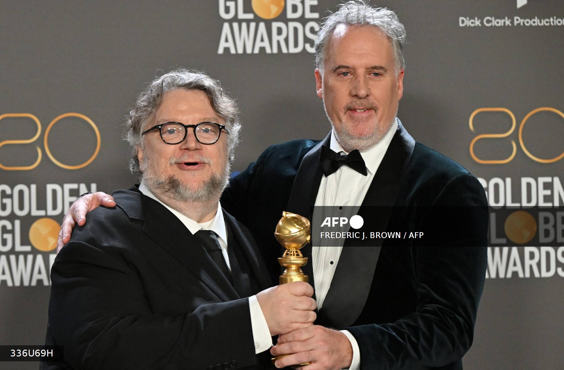 Foto: AFP | Pinocho El director mexicano Guillermo del Toroy el director Mark Gustafson posan con el premio a la Mejor Película Animada por Pinocho.