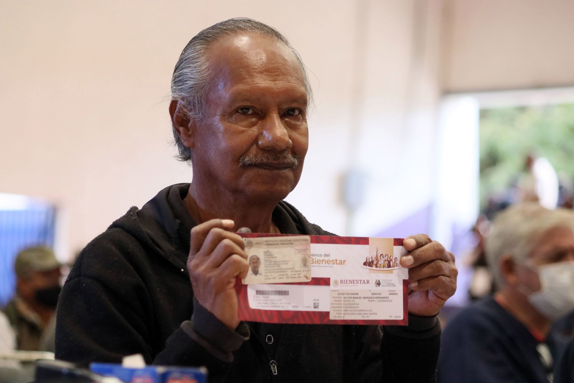 Foto: Cuartoscuro | Adulto mayor fotografiado al recibir su tarjeta para cobrar su Pensión para el Bienestar.