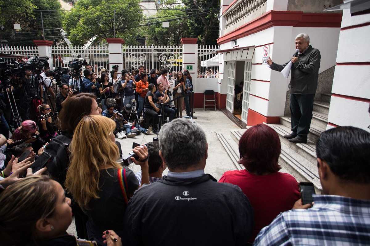 Elementos de la policía capitalina desalojaron la casa de campaña de AMLO en la colonia Roma.