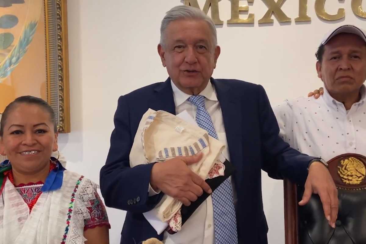 AMLO recibió en Palacio Nacional a cooperativistas de Cuetzalan, Puebla.