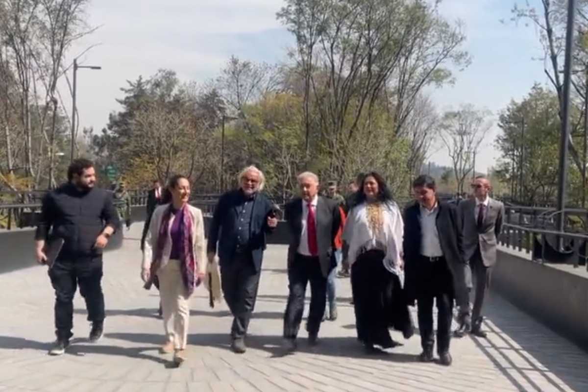 AMLO y Claudia Sheinbaum recorren la nueva Calzada Flotante de Chapultepec.