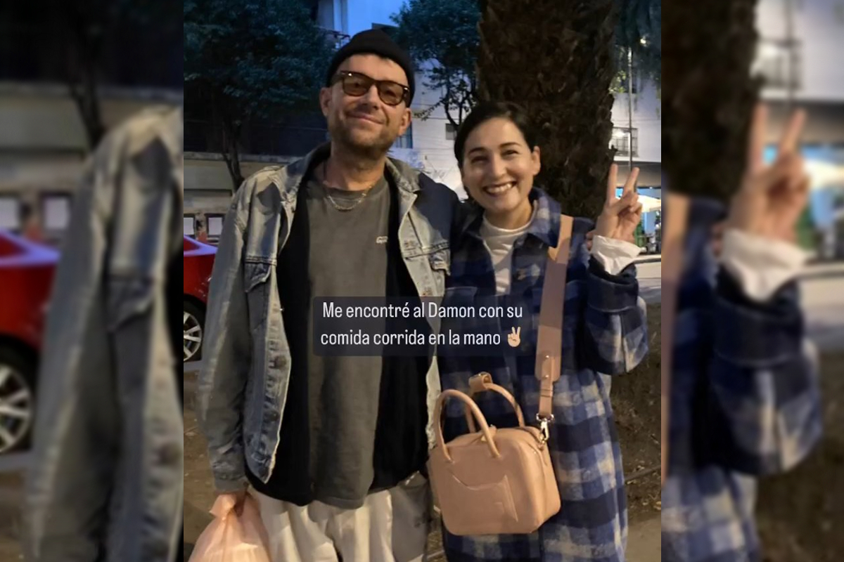 Damon Albarn posa junto a una fan en calles de la CDMX.