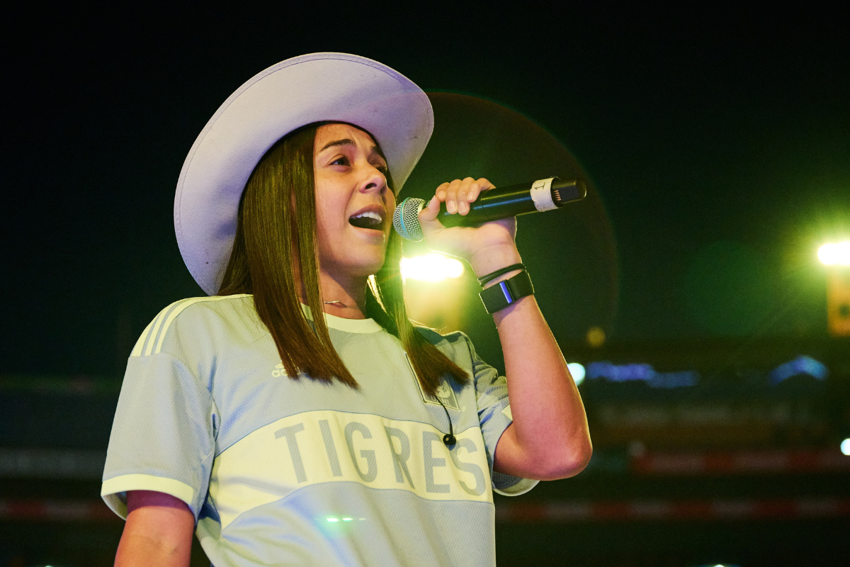 Foto:Twitter/@TigresFemenil|María Sánchez, exjugadora de Tigres regresa al Universitario para cantar