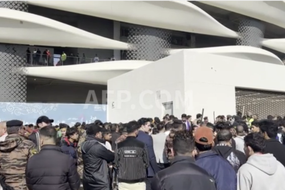 Foto:AFP|Un muerto y "decenas" de heridos en una estampida frente a un estadio en Irak