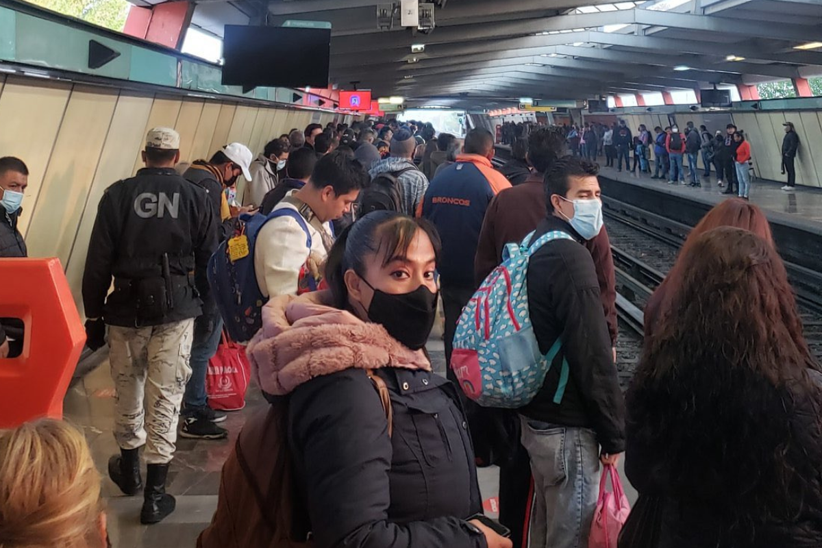 Foto:Twitter/@EsNoticiaHoyMx|Suspenden servicio en Línea 4 del Metro por persona arrollada