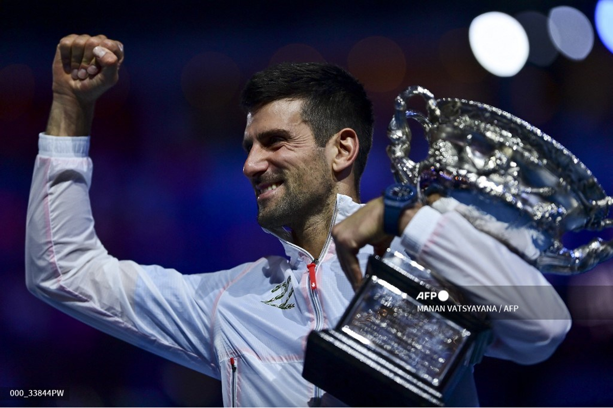 AFP | Levanta Djokovic su décimo Abierto de Australia.