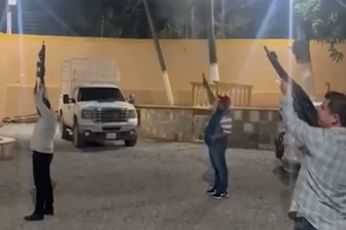 Funcionario en SLP es captado en video disparando al aire con un fusil.