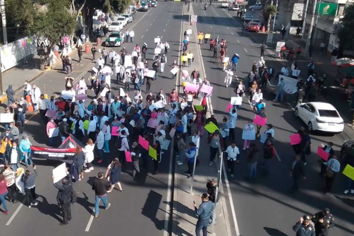 Personal del Hospital 20 de Noviembre bloquean Avenida Universidad en ambos sentidos.