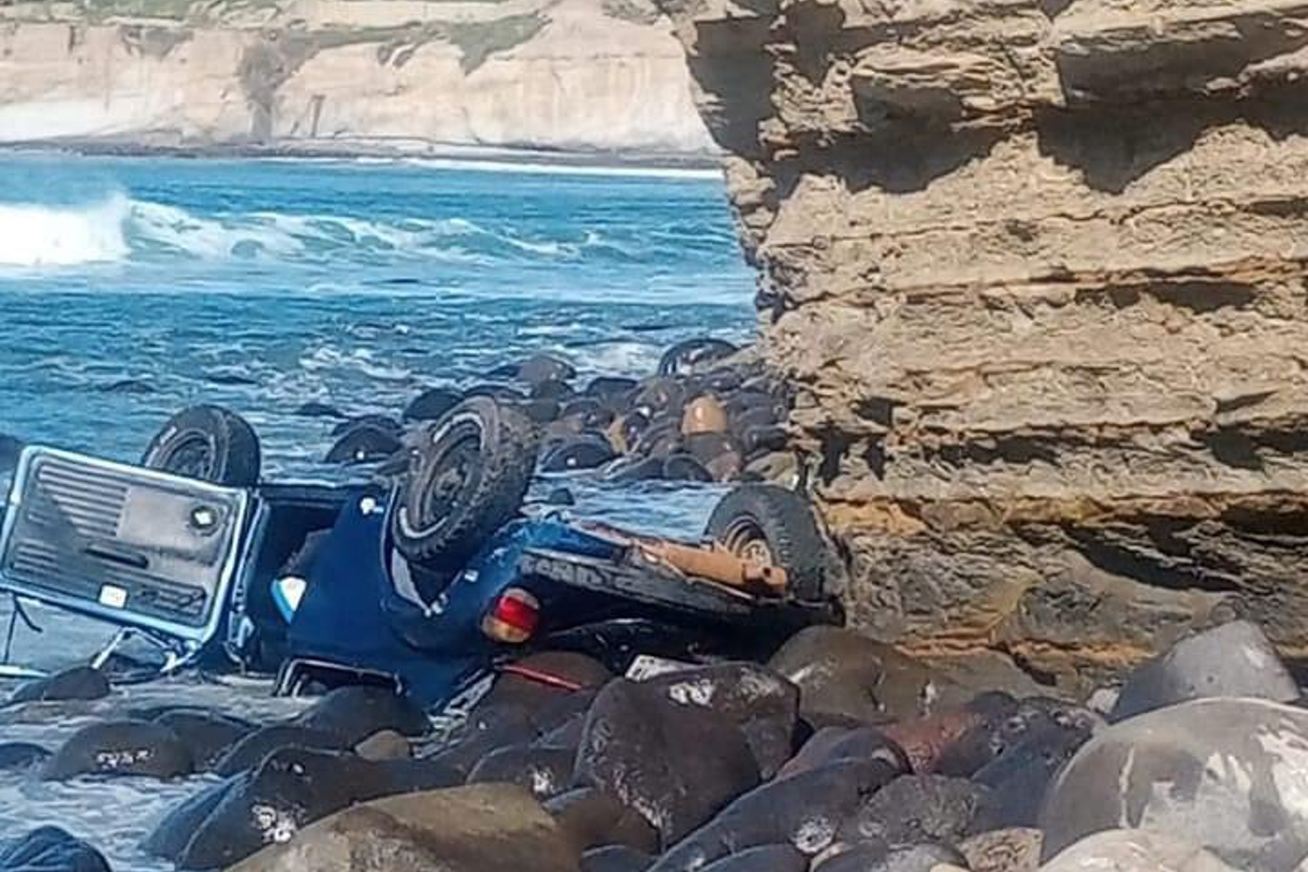 Vuelca auto en playa de Ensenada.