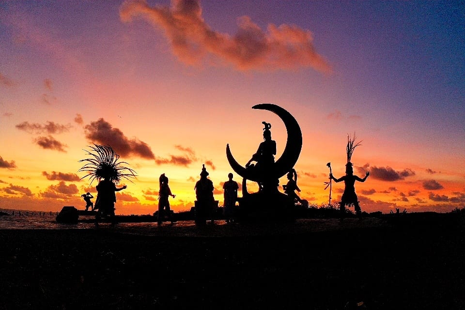 Foto: Especial | La alcaldesa recordó a los asistentes que en Punta Sur ingresan los primeros rayos de sol en nuestro país. Isla Mujeres.