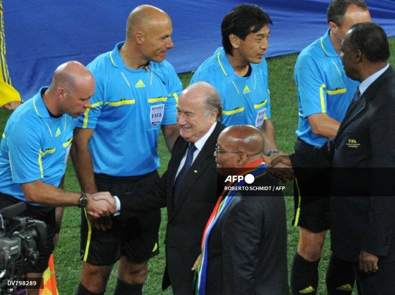 Foto: AFP | Los árbitros sólo podrán hacer uso de este aparato cuando sean llamados al VAR.