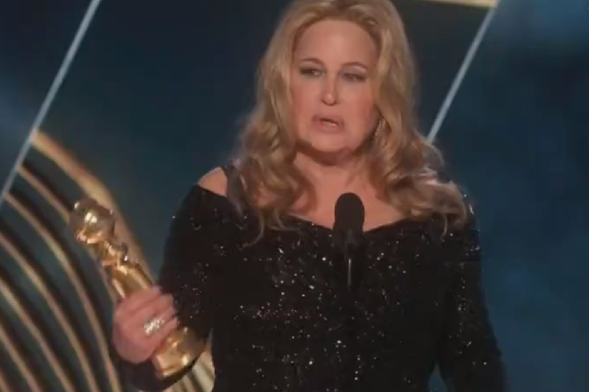 Jennifer Coolidge, conmovió durante la ceremonia de premiación de los Globos de Oro tras el sorprendente discurso que dio