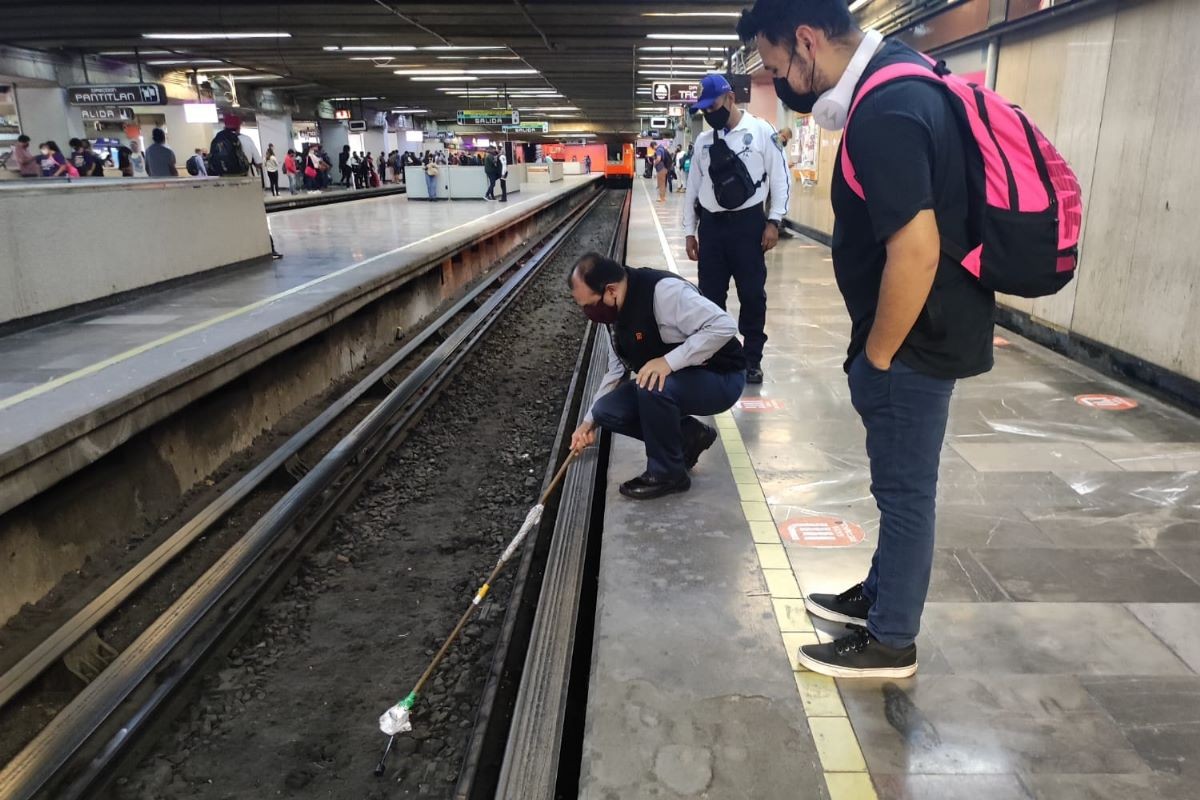 El Metro informó que durante el 2022 cayeron a la zona de vías mil 228 objetos desde celulares hasta almohadas