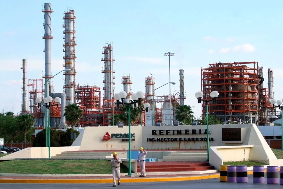 Muere trabajador tras fuga de ácido en refinería de Cadereyta.