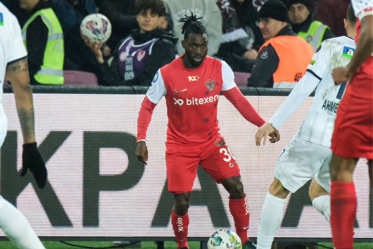 Hayatspor informó que uno de sus jugadores, el internacional ghanés Christian Atsu, está atrapado bajo los escombros después del sismo