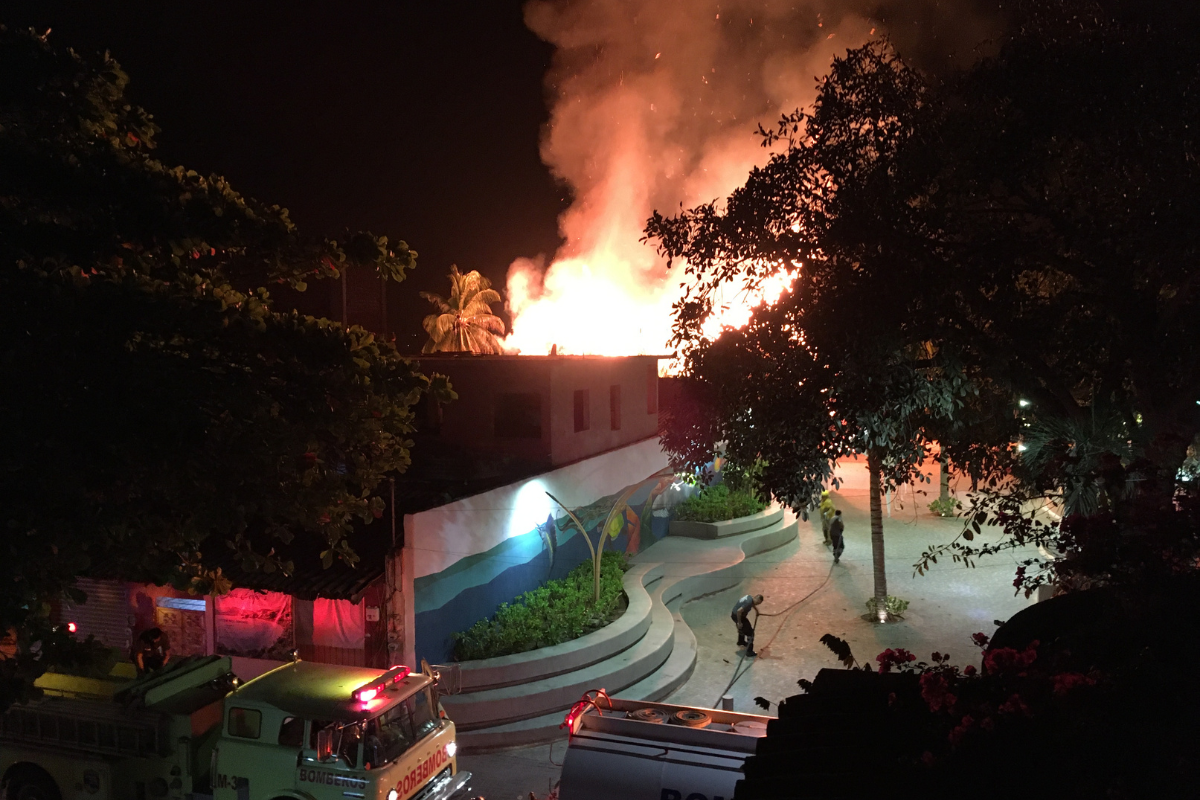 Dos palapas fueron consumidas por un incendio en plena playa Principal de Zihuatanejo, en la región de Costa Grande