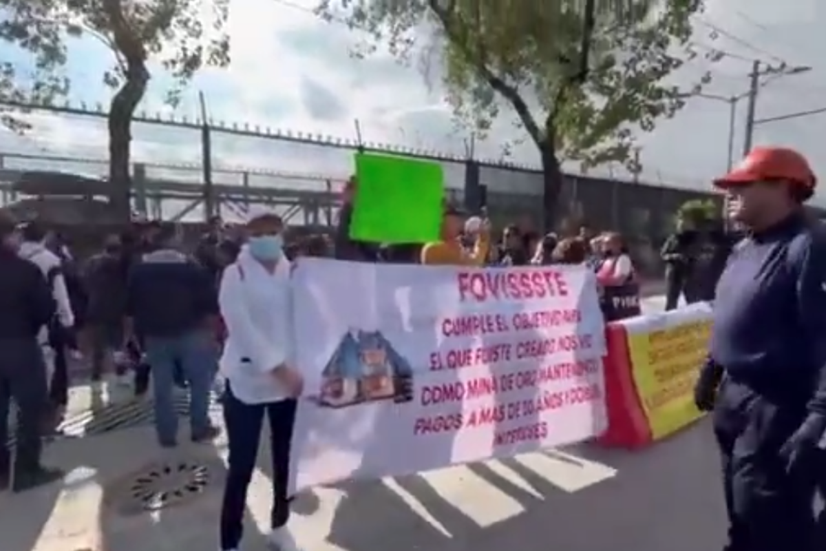 Foto:Captura de pantalla|Circulación afectada por manifestantes frente al AICM