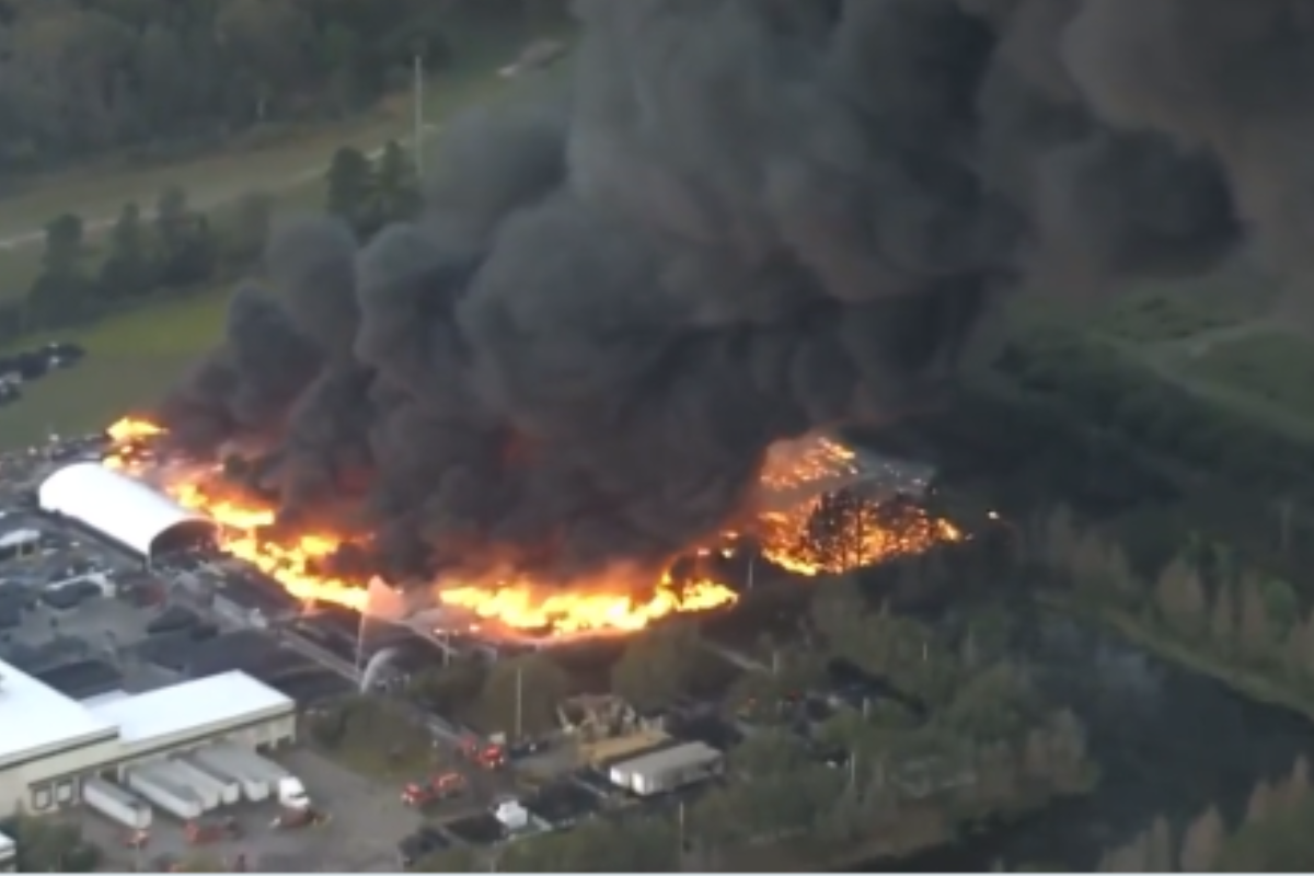 Foto:Captura de pantalla|Se registra incendio en almacén de PVC de 3 hectáreas