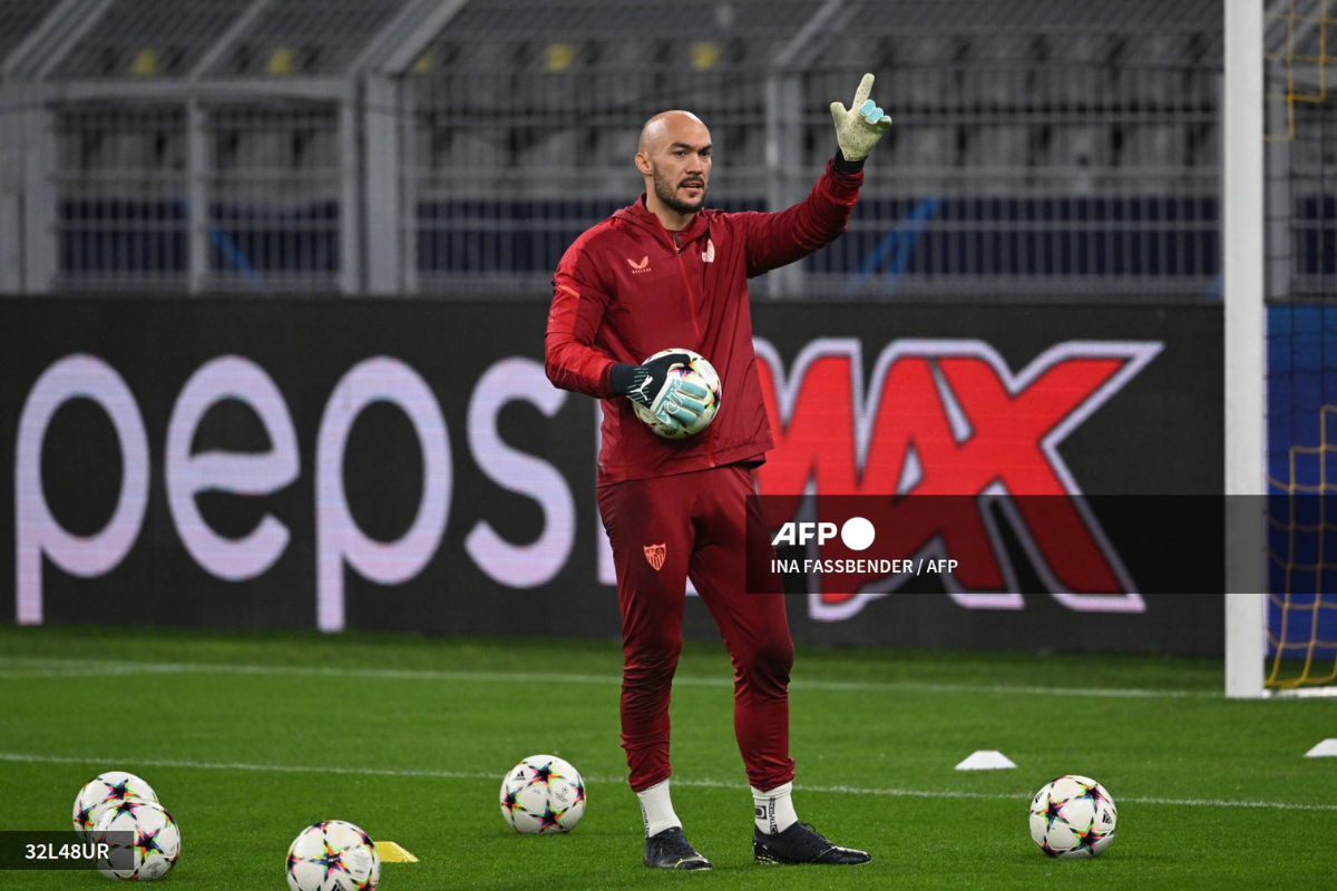 Foto: AFP|¡Le llegó! Aficionado del PSV golpea al portero Marko Dmitrovic