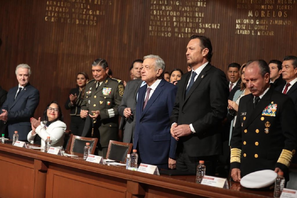 AMLO celebró que la ministra presidenta de la SCJN no se levantará a su llegada a la conmemoración del 106 aniversario de la Constitución.