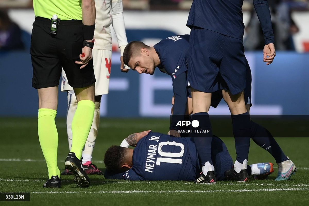 Neymar, lesionado en el tobillo derecho, dejó en camilla este domingo el partido del PSG, en la sufrida victoria contra Lille