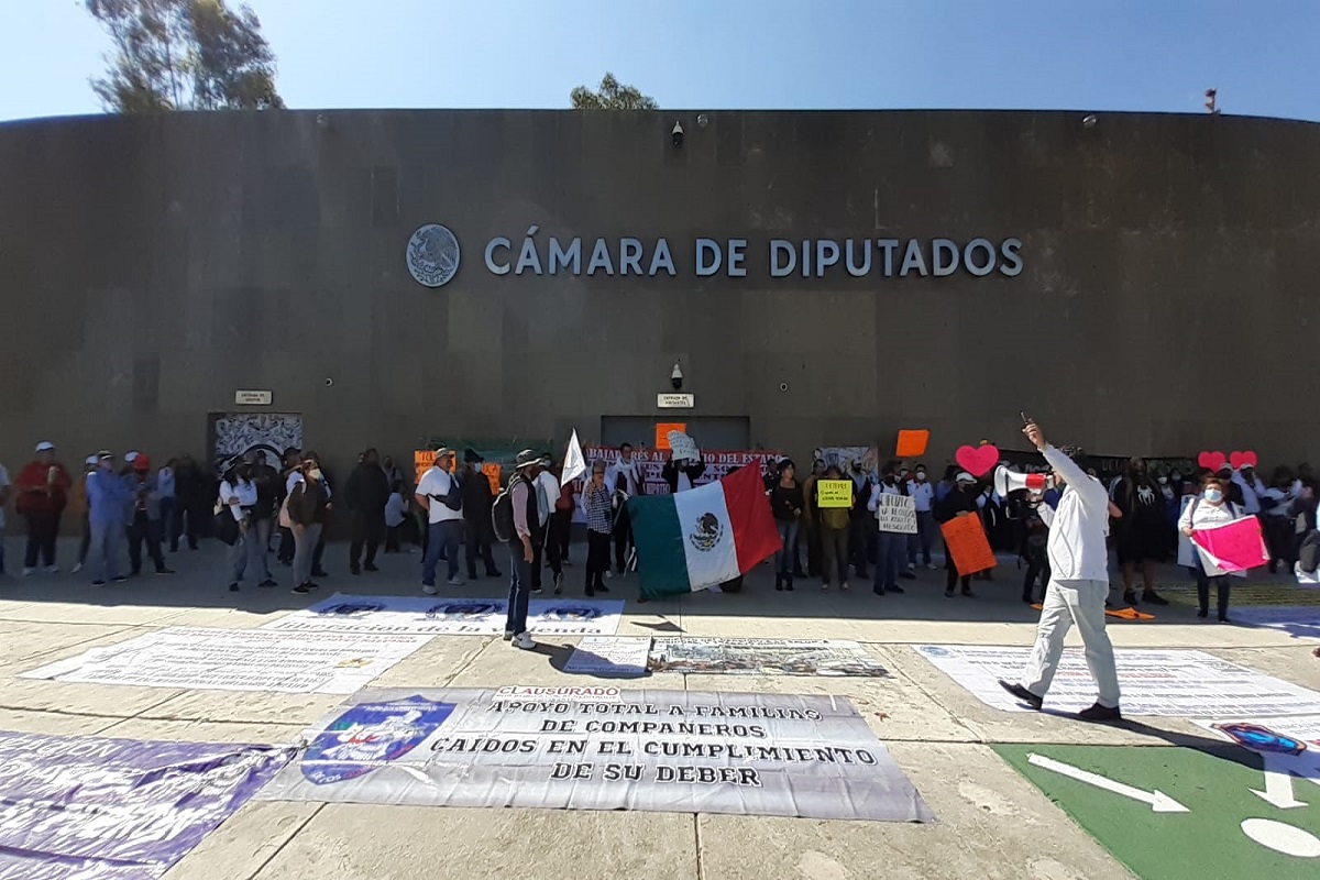 Un grupo de jubilados se manifestaron esta mañana en el acceso principal de la Cámara de Diputados