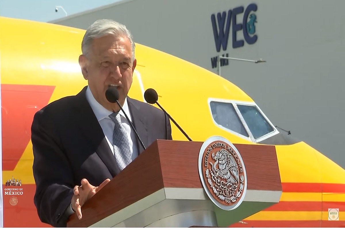 AMLO recibió el primer vuelo de carga de DHL en el AIFA.