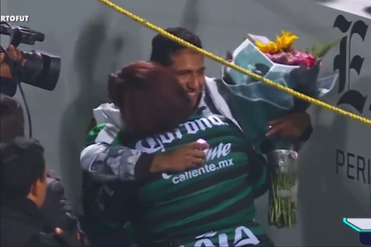 Aficionado propone matrimonio a su pareja en partido del Santos.