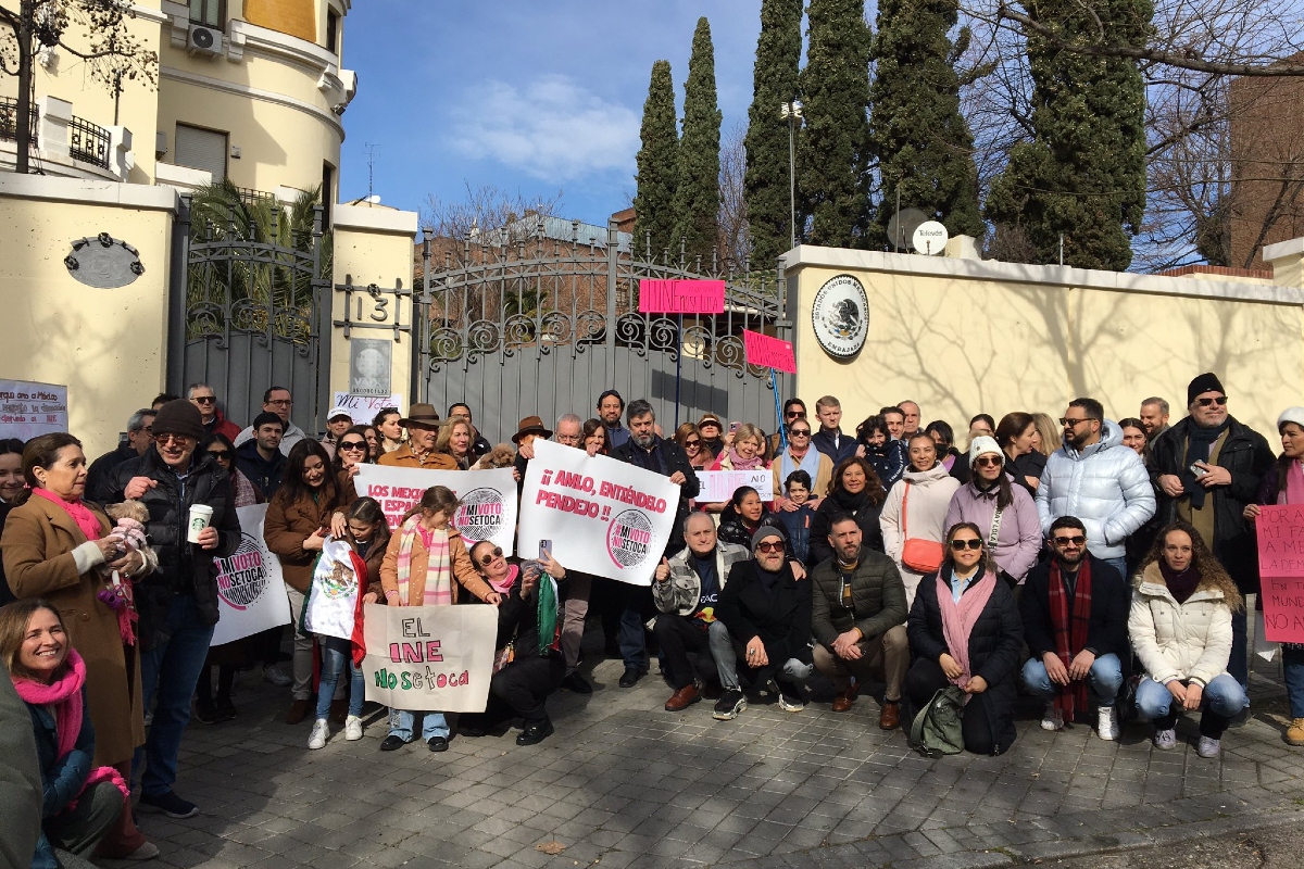 Foto: @bernardo_graue | Mexicanos protestan a favor del INE en embajada de México en España, en Madrid.