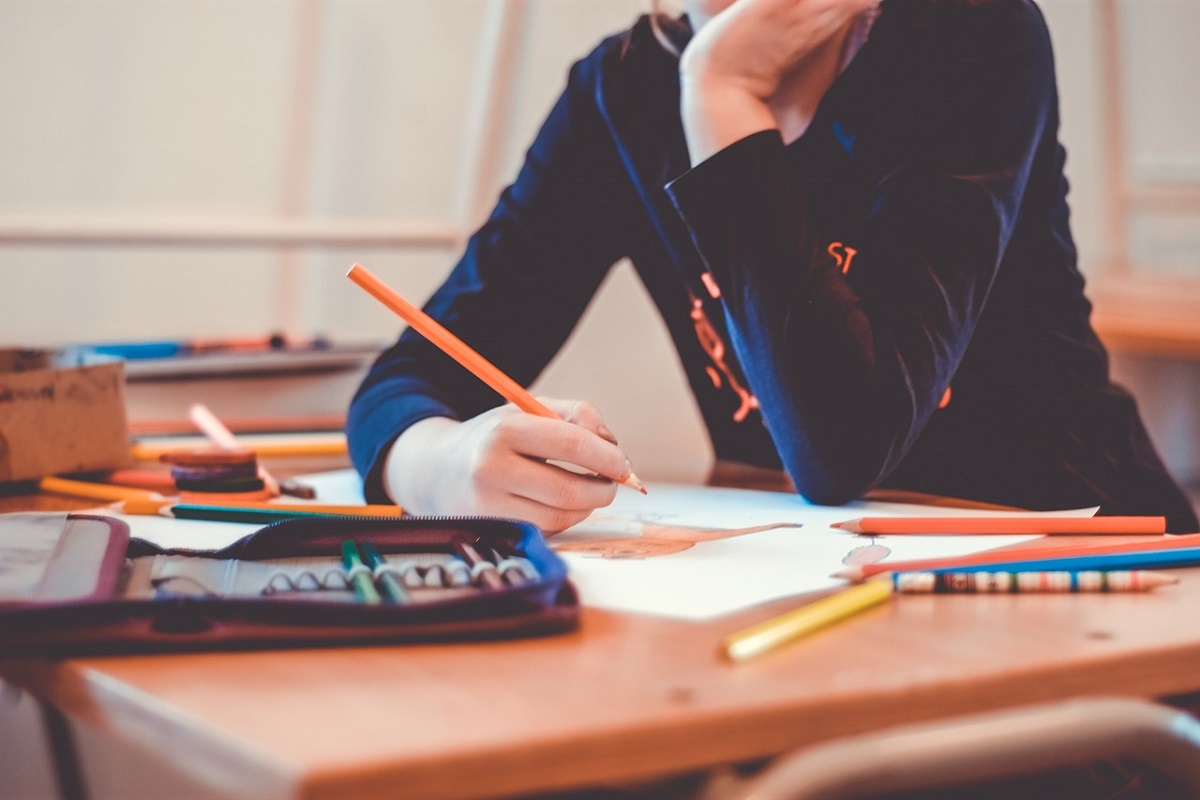 Una profesora de español de un colegio de secundaria murió apuñalada el miércoles por un alumno en plena clase.