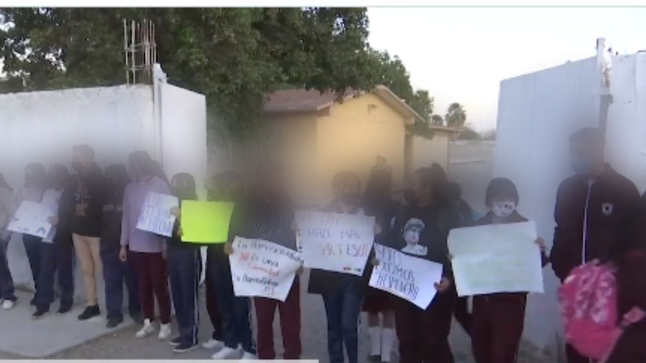 Foto:Captura de pantalla|Alumnos protestan tras ser corrido su maestro por presuntamente ser gay