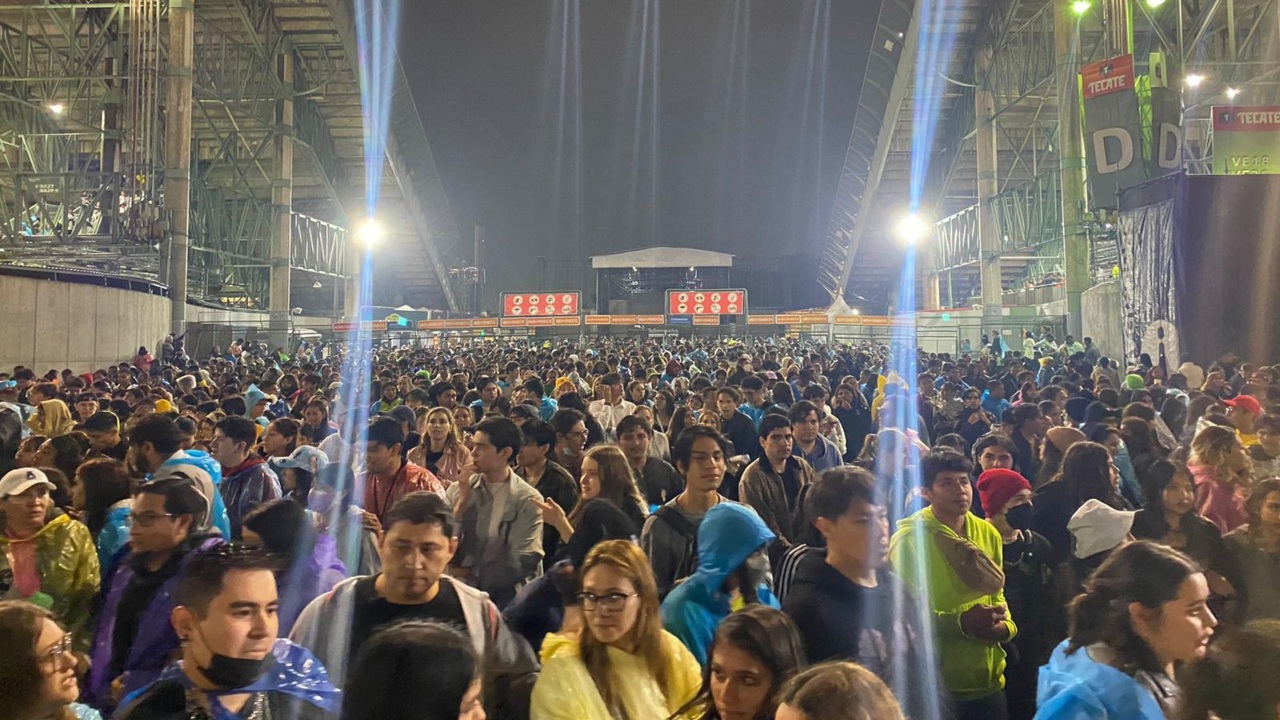 Previo al show los fans corrían para protegerse de la lluvia pues el granizo impedía ver a su cantante favorita